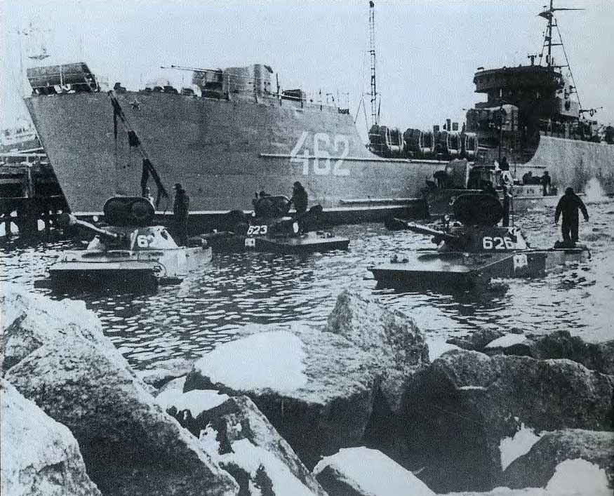 несколько советских ПТ-76 выплывают на берег во время учений несколько советских ПТ-76 выплывают на берег во время учений
