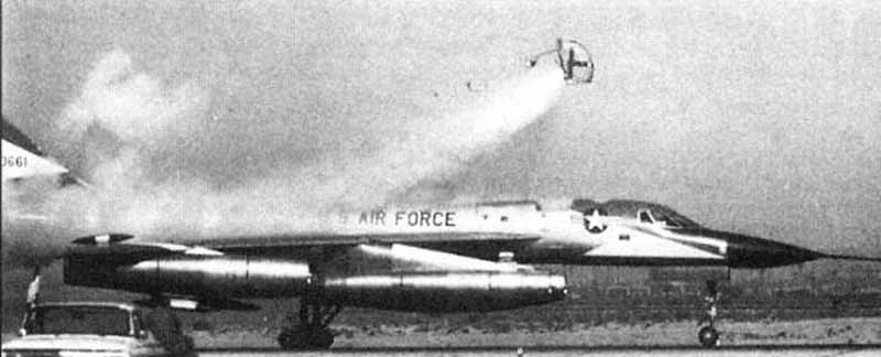 Испытания спасательных капсул на Convair B-58 Hustler Испытания спасательных капсул на бомбардировщике Convair B-58 Hustler