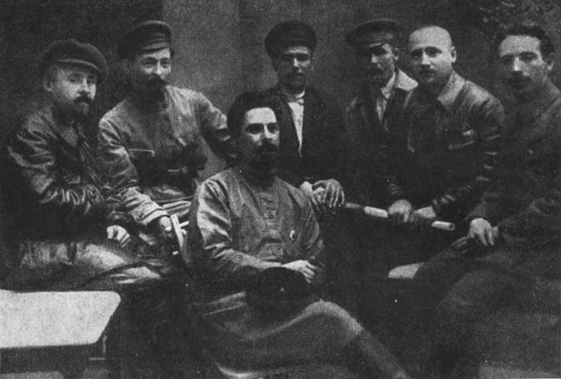 Ф.Э. Дзержинский среди членов коллегии ВЧК. 1919 Ф.Э. Дзержинский среди членов коллегии ВЧК. 1919 год