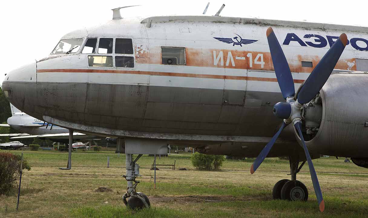 Носовая часть советского самолета Ил-14 Носовая часть советского самолета Ил-14