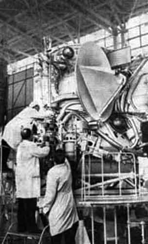 «Венера-9» в сборочном цехе Автоматическая межпланетная станция «Венера-9» в сборочном цехе