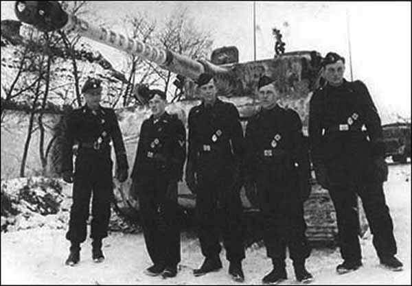 Майкл Виттман, оберштурмфюрер СС с экипажем Майкл Виттман, оберштурмфюрер СС с экипажем