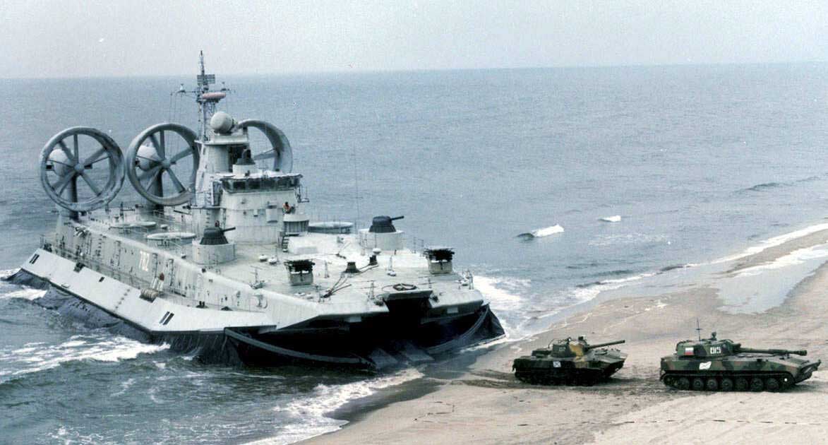 Советская морская пехота и корабль на воздушной подушке Советская морская пехота и корабль на воздушной подушке
