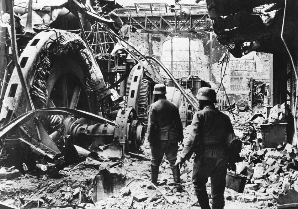 1942 - немцы в разрушенном заводе Сталинграда