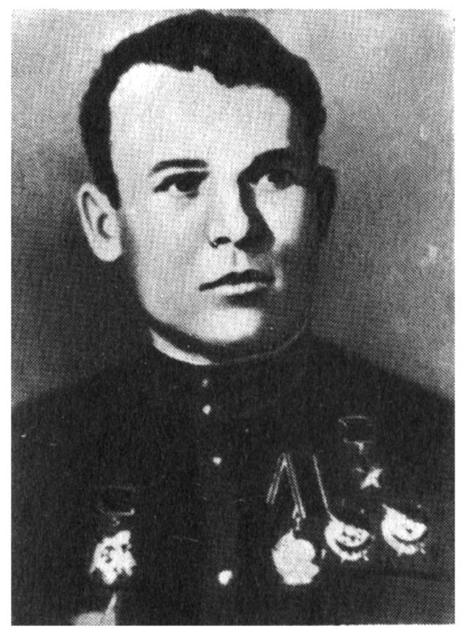 Старший лейтенант Н. Искрин. 1943 г Старший лейтенант Н. Искрин. 1943 г.