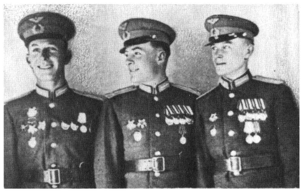 Участники Парада Победы капитаны А. Вильямсон, А. Закалюк, Н. Трофимов. 1945 Участники Парада Победы капитаны А. Вильямсон, А. Закалюк, Н. Трофимов. 1945