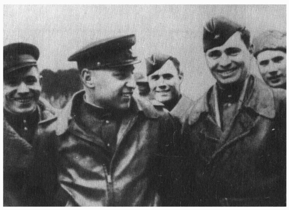 Летчики 16-го иап А. Покрышкин, Г Голубев. Кубань, 1943 Летчики 16-го иап А. Покрышкин, Г Голубев. Кубань, 1943
