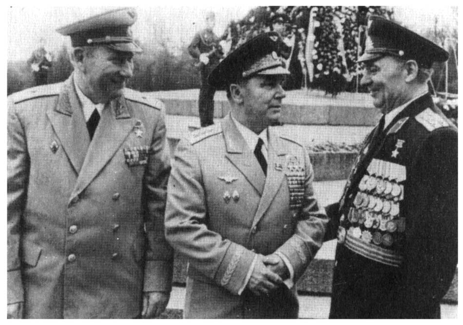 Генерал-майор авиации Л. Г. Говорухин Генерал-майор авиации Л. Г. Говорухин