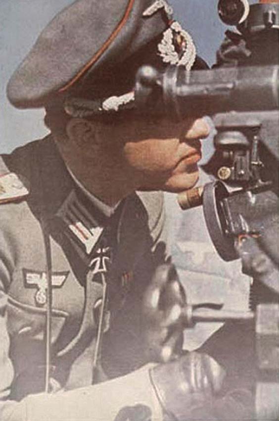 Немецкий офицер у орудийного прицела. 1943 г. Немецкий офицер у орудийного прицела. 1943 г.