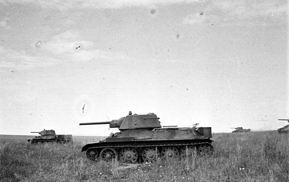 Советские танки Т-34 перед атакой, 1943 год, Белгород Советские танки Т-34 перед атакой, 1943 год, Белгородское направление
